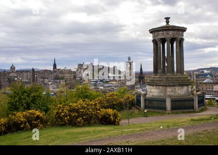 Das Dugald Stewart Monument auf Calton Hill, an einem Frühlingsnachmittag mit einem spektakulären Blick auf Castlerock und die Altstadt von Edinburgh Stockfoto