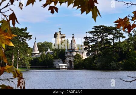 Schloss Franzensburg im Laxenburger Schlosspark, auf einer Insel des künstlichen Teiches. Laxenburg ist eine niederösterreichische Kleinstadt in der Nähe von Wien. Stockfoto