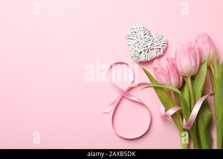 Acht, Herz und Tulpen auf pinkfarbenem Hintergrund, Platz für Text Stockfoto