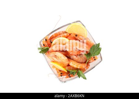 Quadratische Schüssel mit Garnelen, Petersilie und Zitrone isoliert auf weißem Hintergrund Stockfoto