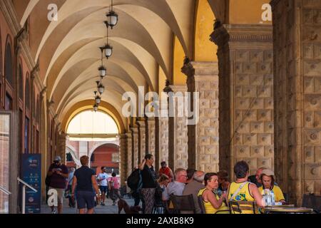 Bologna, Italien - 27. Juni 2019: Berühmte Arkaden an der Piazza Maggiore Stockfoto