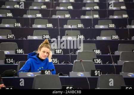 11. Februar 2020, Frankreich, Straßburg: Theresa 'Terry' Reintke (Bündnis 90/die Grünen, Fraktion der Grünen/Freie Europäische Allianz) sitzt vor Beginn der Plenarsitzung im Plenarsaal des Europäischen Parlaments und trägt einen Kapuzenpullover mit europäischer Flagge. Das Treffen findet in der ersten Sitzungswoche nach dem Austritt Großbritanniens aus der EU statt. Foto: Philipp von Ditfurth / dpa Stockfoto