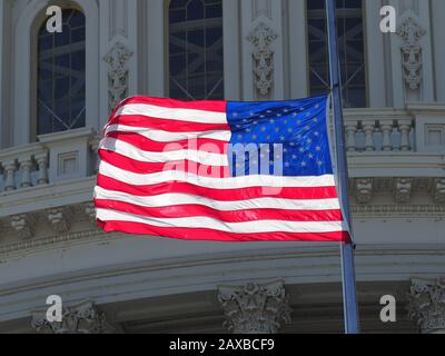 Amerikanische Flagge Halbmast oben auf dem Kapitol. Stockfoto