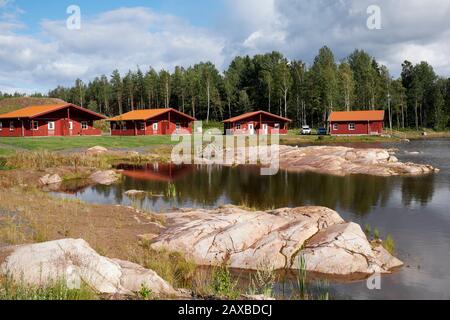 Rot lackierte Holz-Chalets am See in der Kosta Lodge Stockfoto