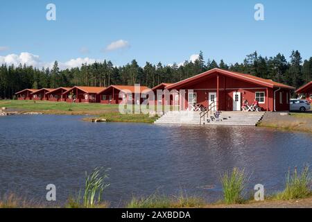 Rot lackierte Holz-Chalets am See in der Kosta Lodge Stockfoto