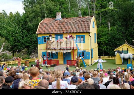 Live-Show von Pippy Langstrumpf in Astrid Lindgrens Welt, die die Schauspieler einem gemischten Publikum mit Villa Villekulla als Dekor zeigt Stockfoto