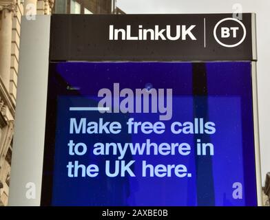 Ein BT InLinkUK Point in Manchester, Deutschland, bietet kostenloses öffentliches Wi-Fi, Telefongespräche, Geräteladung und ein Tablet für den Zugriff auf die Stadtdienste. Stockfoto