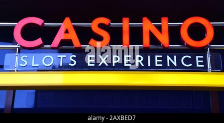 Ein Schild mit der Aufschrift "Casino Slots Experience" in einer Spielhalle in Manchester, Großbritannien Stockfoto
