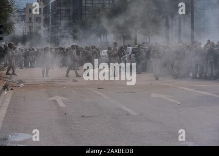 Stadtzentrum Von Beirut, Libanon. Februar 2020. Armee personel in Wolken von Teergas. Die Menschen versammelten sich, um gegen Barrieren zu protestieren, die verhindern, dass sie am Tag eines Vertrauensvotums in das neue Kabinett, das von Interimschef Hassan Diab vorgeschlagen wurde, das parlament erreichen. Credit: Elizabeth Fitt/Alamy Live News Stockfoto