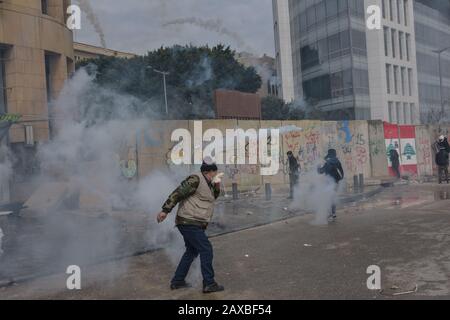 Stadtzentrum Von Beirut, Libanon. Februar 2020. Demonstranten inmitten von Tränengas von der Polizei erschossen. Die Menschen versammelten sich, um gegen Barrieren zu protestieren, die verhindern, dass sie am Tag eines Vertrauensvotums in das neue Kabinett, das von Interimschef Hassan Diab vorgeschlagen wurde, das parlament erreichen. Credit: Elizabeth Fitt/Alamy Live News Stockfoto