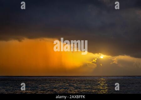 Regen und Wolken über dem Ozean, Grand Cayman Island Stockfoto