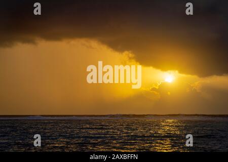 Regen und Wolken über dem Ozean, Grand Cayman Island Stockfoto