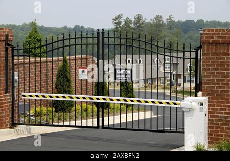 Neue Gated Community mit Fokus auf das Sicherheitstor Stockfoto