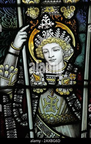 Ein Buntglasfenster von C E Kempe & Co. Ltd. Mit Darstellung des heiligen Erzengels Michael, Allerheiligenkirche, Braunston, Rutland Stockfoto
