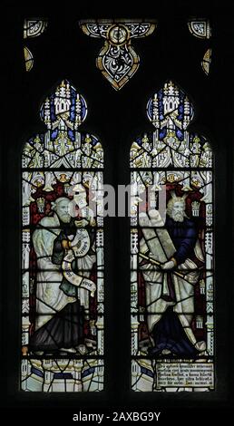 Ein Glasfenster von C E Kempe & Co. Mit Darstellungen von Enoch und Moses des Alten Testaments, St Editha's Church, Church Eaton, Staffordshire Stockfoto