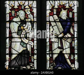 Ein Glasfenster von C E Kempe & Co. Mit Darstellungen von Enoch und Moses des Alten Testaments, St Editha's Church, Church Eaton, Staffordshire Stockfoto