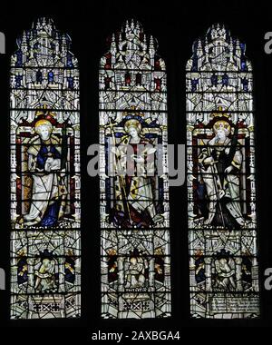 Ein Glasfenster von C E Kempe & Co., das die Heiligen Agnes, Margaret und Catherine, St Editha's Church, Church Eaton, Staffordshire darstellt Stockfoto