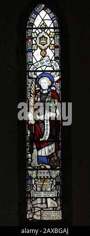 Ein Glasfenster von C E Kempe & Co. Ltd., das den heiligen Stephanus mit den Steinen seines Martyriums, der Allerheiligenkirche, Braunston, Rutland, darstellt Stockfoto