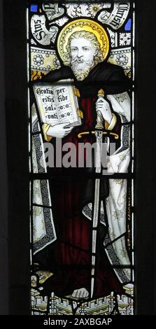 Ein Buntglasfenster bt C E Kempe & Co. Mit Darstellungen von St. Paul, Allerheiligen Church, Braunston, Rutland Stockfoto