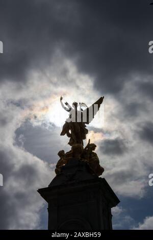 Nike Goddess of Victory Statue auf dem Victoria Monument Memorial außerhalb des Buckingham Palace, London Stockfoto