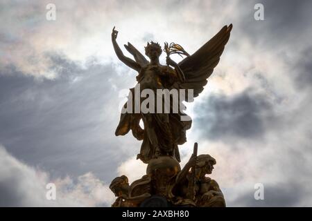 Nike Goddess of Victory Statue auf dem Victoria Monument Memorial außerhalb des Buckingham Palace, London Stockfoto