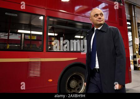 Schatzkanzler Sajid Javid bei einem Besuch in der zentralen Buswerkstatt von Birmingham. Stockfoto