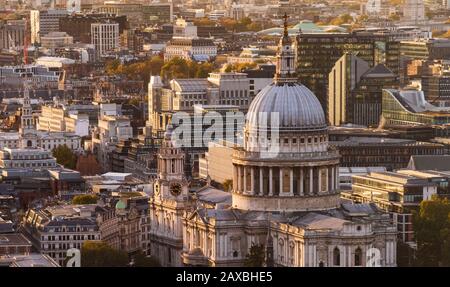 Blick auf die St Paul's Cathedral in London mit warmem Nachmittagslicht Stockfoto