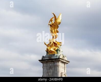 Nike Goddess of Victory Statue auf dem Victoria Monument Memorial außerhalb des Buckingham Palace, London Stockfoto