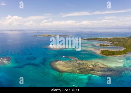 Bucas Grande Island, Philippinen. Schönen Lagunen mit Atollen und Inseln, Ansicht von oben. Marine, Natur der Philippinen. Stockfoto