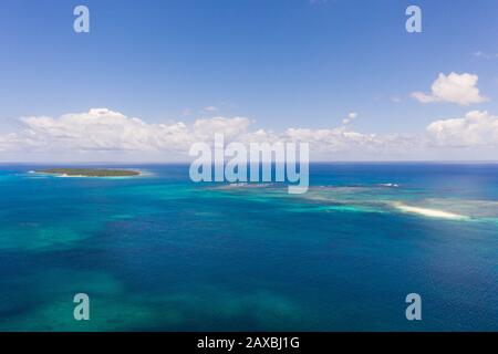 Bucas Grande Island, Philippinen. Schönen Lagunen mit Atollen und Inseln, Ansicht von oben. Marine, Natur der Philippinen. Stockfoto