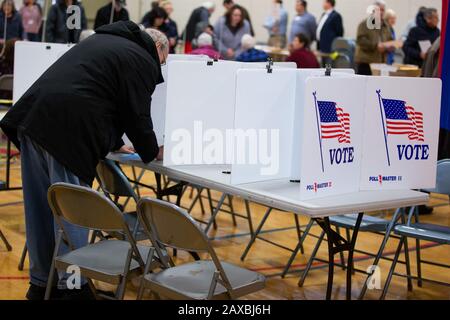 Nashua, Vereinigte Staaten. Februar 2020. Die Einwohner von Nashua, New Hampshire, haben am Dienstag, 11. Februar 2020 ihre Stimme für die erste in der präsidialen Grundschule der Nation an der Broad Street Elementary School in Nashua, New Hampshire abgegeben. New Hampshire hält heute den ersten in der präsidialen Vorwahl der Nation. Foto von Matthew Healey/UPI Credit: UPI/Alamy Live News Stockfoto