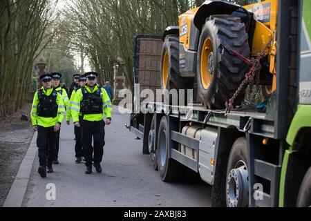 Denham, Großbritannien. Februar 2020. Die Polizisten von Thames Valley treffen ein, um Umweltaktivisten vom Extinction Rebellion zu verhaften, die vor einem großen Lastwagen, der einen JCB-Gabelstapler an einen HS2-Standort liefert, "zu Fuß gehen". Auftragnehmer, die im Auftrag von HS2 arbeiten, leiten Elektrizitätspylone durch ein "Site of Metropolitan Importance for Nature Conservation" (SMI) in Verbindung mit der Hochgeschwindigkeits-Bahnverbindung um.Credit: Mark Kerrison/Alamy Live News Stockfoto