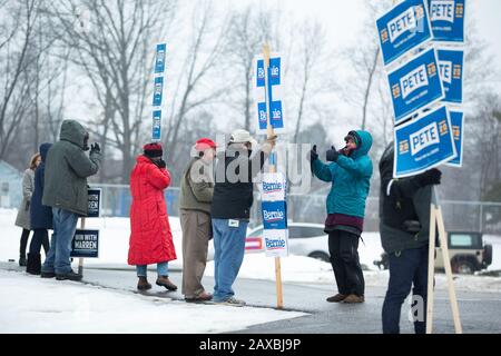 Nashua, Vereinigte Staaten. Februar 2020. Die Freiwilligen der Kampagne interagieren am Dienstag, den 11. Februar 2020 mit den Wählern vor der Broad Street School in Nashua, New Hampshire. New Hampshire hält heute den ersten in der präsidialen Vorwahl der Nation. Foto von Matthew Healey/UPI Credit: UPI/Alamy Live News Stockfoto