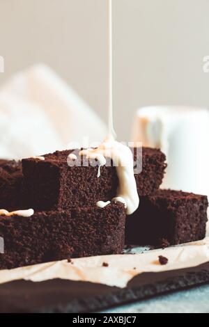 Hausgemachte dunkle Schokoladenfuge Brownies Kuchen. Schokoladenbrownie mit geschmolzenem weißem Schokoladenfudge Stockfoto