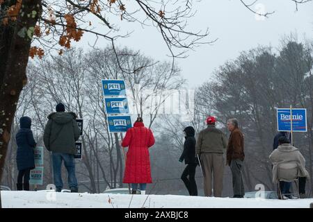 Nashua, Vereinigte Staaten. Februar 2020. Die Freiwilligen der Kampagne interagieren am Dienstag, den 11. Februar 2020 mit den Wählern vor der Broad Street School in Nashua, New Hampshire. New Hampshire hält heute den ersten in der präsidialen Vorwahl der Nation. Foto von Matthew Healey/UPI Credit: UPI/Alamy Live News Stockfoto