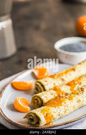 Mohn cremefarben (Jalois). Pfannkuchen mit Mohn und Mandarinenstau. Stockfoto