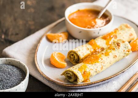 Mohn cremefarben (Jalois). Pfannkuchen mit Mohn und Mandarinenstau. Stockfoto