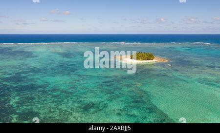 Guyam Insel Siargao, Philippinen. Kleine Insel mit Palmen und weißem Sandstrand. Die philippinischen Inseln. Stockfoto