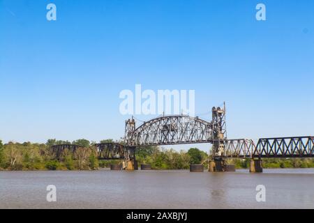 Hochbahn durch die Brücke über den Arkansas River auf der Arkansas & Missouri Railroad zwischen Fort Smith und Van Buren in Van Buren Arkansas Stockfoto