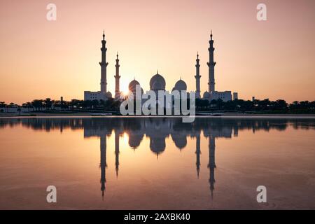 Abu Dhabi bei goldenem Sonnenuntergang. Außenansicht auf Moschee. Vereinigte Arabische Emirate. Stockfoto