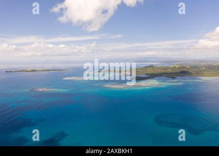 Bucas Grande Island, Philippinen. Schönen Lagunen mit Atollen und Inseln, Ansicht von oben. Marine, Natur der Philippinen. Stockfoto