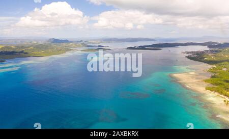 Bucas Grande Island, Philippinen. Schönen Lagunen mit Atollen und Inseln, Ansicht von oben. Marine, Natur der Philippinen. Stockfoto