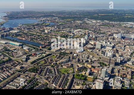 Aus der Vogelperspektive über das Stadtzentrum von Cardiff, die Hauptstadt von Wales Stockfoto
