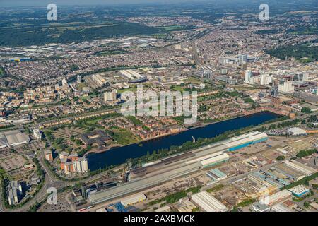 Aus der Vogelperspektive über das Stadtzentrum von Cardiff, die Hauptstadt von Wales Stockfoto