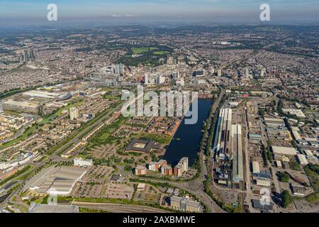 Aus der Vogelperspektive über das Stadtzentrum von Cardiff, die Hauptstadt von Wales Stockfoto
