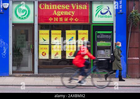 London, Großbritannien. Februar 2020. Fußgänger gehen an einer chinesischen Visa-Agentur in London vorbei. Das britische Foreign and Commonwealth Office (FCO) rät aufgrund des anhaltenden neuartigen Coronavirus-Ausbruchs von allen Reisen in die Provinz Hubei ab. Die FCO rät von allen, aber wesentlichen Reisen ins übrige Festlandchina (ohne Hongkong und Macao) ab. Kredit: Thamesfleet/Alamy Live News Stockfoto