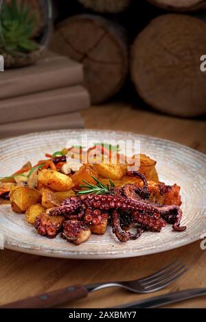 Gegrillter Tintenfisch mit kleinen Kartoffeln mit Kräutern und Gewürzen, Vorspeise Stockfoto