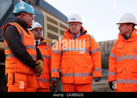 Premierminister Boris Johnson neben Schatzkanzler Sajid Javid (zweite linke Seite), Bürgermeister von West Midlands Andy Street (rechte Seite) und Maschinenbetreiber Chris Cassell (linke Seite) bei einem Besuch des Bahnhofs Curzon Street in Birmingham, wo das Bahnprojekt HS2 im Bau ist. Stockfoto