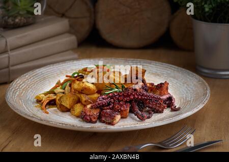 Gegrillter Tintenfisch mit kleinen Kartoffeln mit Kräutern und Gewürzen, Vorspeise Stockfoto