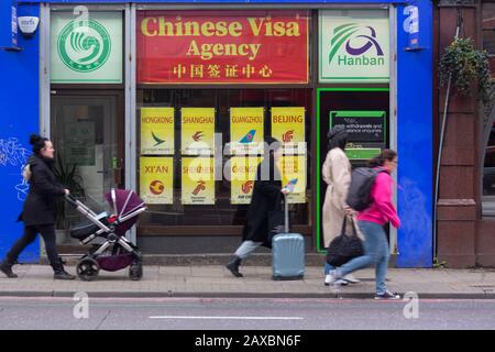 London, Großbritannien. Februar 2020. Fußgänger gehen an einer chinesischen Visa-Agentur in London vorbei. Das britische Foreign and Commonwealth Office (FCO) rät aufgrund des anhaltenden neuartigen Coronavirus-Ausbruchs von allen Reisen in die Provinz Hubei ab. Die FCO rät von allen, aber wesentlichen Reisen ins übrige Festlandchina (ohne Hongkong und Macao) ab. Kredit: Thamesfleet/Alamy Live News Stockfoto